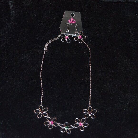 PAPARAZZI (R) Silverton Metal Chain Necklace Hanging Earrings Set Flowers 14y.o+ - Picture 1 of 8